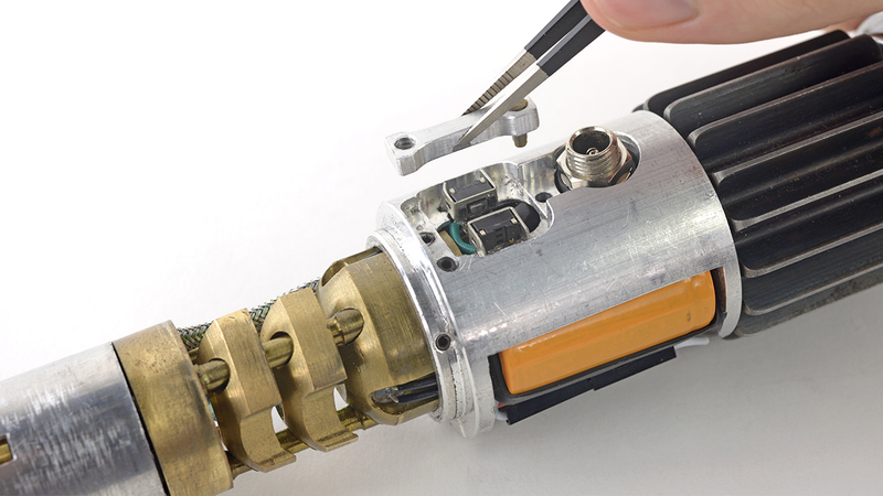 Illustration for article titled iFixit Tears Down the One Gadget We All Really Want: a Lightsaber